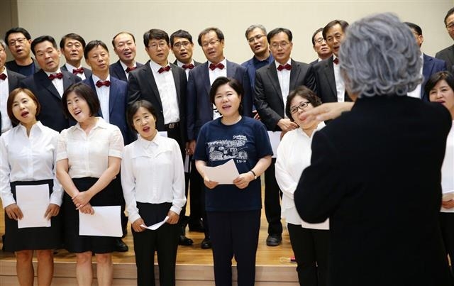 조은희(앞줄 왼쪽 네 번째) 서초구청장이 15일 서울 서초동 서초구청에서 간부들과 서리풀페스티벌 폐막 무대인 만인대합창 공연을 위한 연습을 하고 있다. 서초구 제공