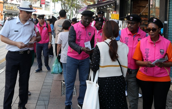 부산 광복동의 아프리카 경찰관들