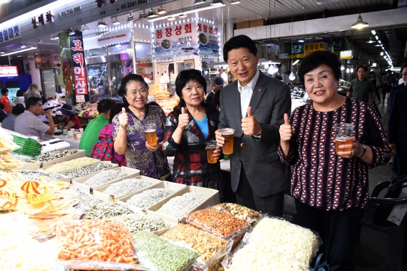 제2회 건어물맥주축제가 열린 지난 14일 최창식(오른쪽 두 번째) 중구청장이 서울 중부건어물시장에서 축제에 참가한 시민들과 맥주잔을 손에 들고 환하게 웃고 있다. 정연호 기자 tpgod@seoul.co.kr