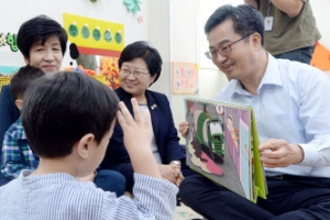 [육아전쟁] 김동연 “저출산, 정책 하나로 해결 불가… 부처 간 협업 필요”