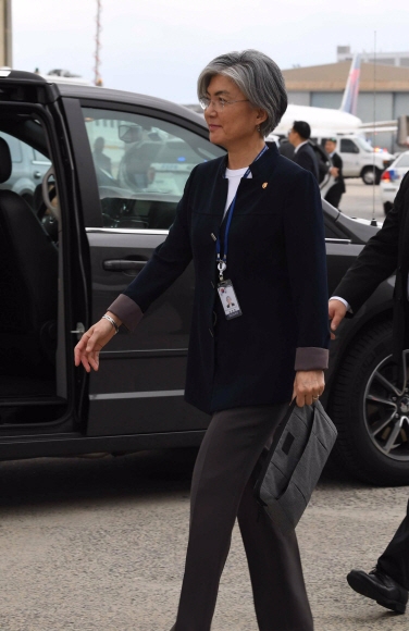 18일(현지시간) 문재인 대통령을 수행해  미국 뉴욕 JFK 국제공항에 도착한 강경화 외교부장관이 차량으로 이동하고 있다. 뉴욕 안주영기자 jya@seoul.co.kr