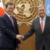 [서울포토] 악수 나누는 문재인 대통령-구테흐스 유엔 사무총장
