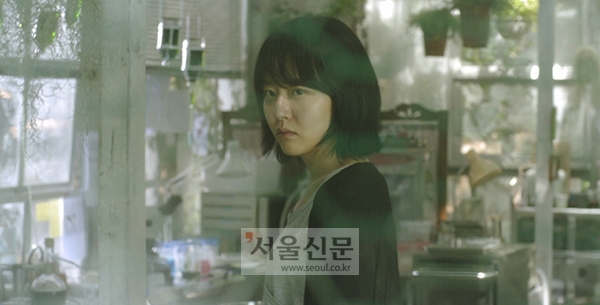 영화 ‘유리정원’ 메인 예고편의 한 장면.