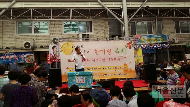 지난해 추석맞이 행사로 자양전통시장에서 열린 노래자랑에 주민들이 참가해 노래를 부르고 있다. 광진구 제공 