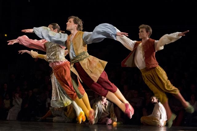 국내에 처음 소개되는 프랑스 바로크 오페라 ‘오시리스의 탄생’의 한 장면. 춤과 성악, 기악이 한데 어우러진 점이 독특하다. 한화클래식 제공