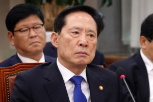 청와대, 대통령 순방중 송영무 국방장관에 ‘주의’…송 장관 사과로 종지부