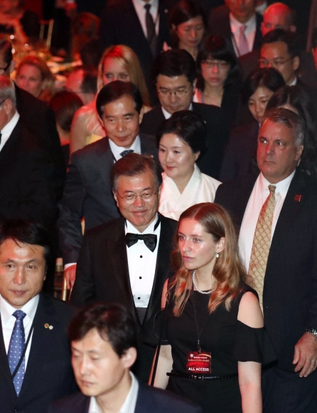 [서울포토] ‘턱시도에 나비 넥타이’…댄디한 차림의 문재인 대통령