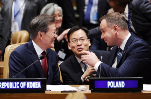 [서울포토] 문재인 대통령, 안드레이 두다 폴란드 대통령과 ‘눈맞춤 대화’