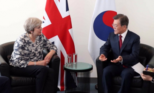 [서울포토] 문재인 대통령, 테리사 메이 영국 총리와 정상회담