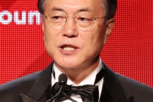 문 대통령, 세계시민상 수상…턱시도 입은 文 보니?