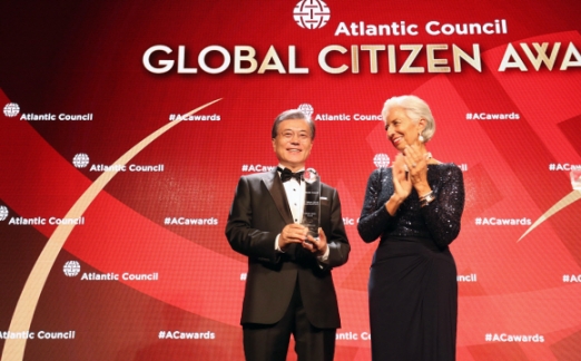 [서울포토] 세계시민상 수상한 문재인 대통령