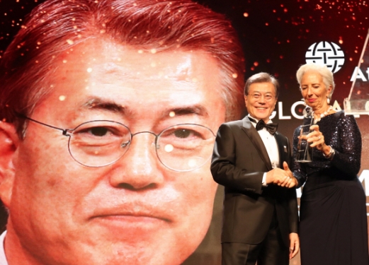 [서울포토] 세계시민상 시상식, 자신의 사진 앞에 선 문재인 대통령