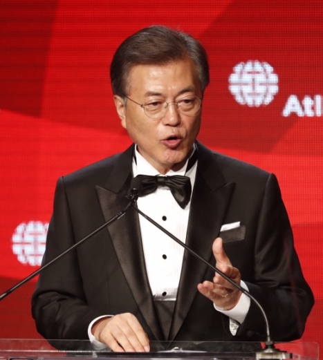 [서울포토] 세계시민상 수상 소감 말하는 문재인 대통령