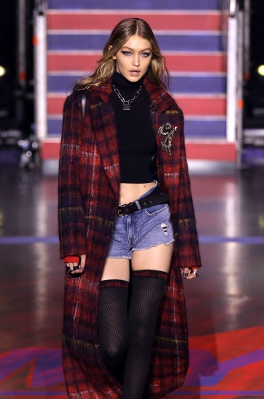 세계적인 모델 지지 하디드가 19일(현지시간) 영국 런던에서 열린 런던 패션위크 무대에 올라 패션 브랜드 ‘타미 힐피거(Tommy Hilfiger)’의 2018 봄/여름 컬렉션을 선보이고 있다. <br>AP 연합뉴스