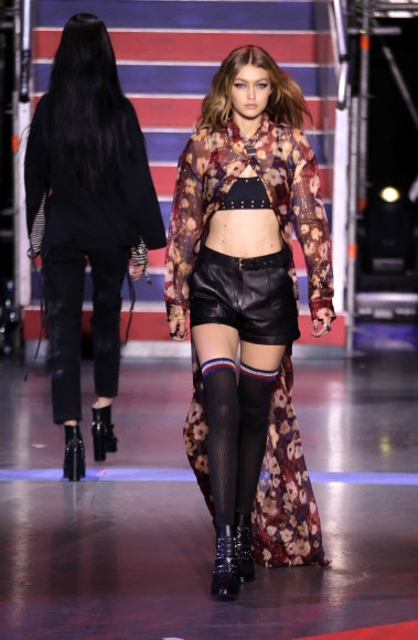 세계적인 모델 지지 하디드가 19일(현지시간) 영국 런던에서 열린 런던 패션위크 무대에 올라 패션 브랜드 ‘타미 힐피거(Tommy Hilfiger)’의 2018 봄/여름 컬렉션을 선보이고 있다. <br>AP 연합뉴스