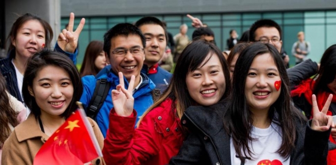 2015년 10월 영국 북서부 맨체스터대 국립그래핀연구소에서 중국 유학생들이 이곳을 방문한 시진핑 국가주석을 열렬히 환영하고 있다. 서울신문 DB 