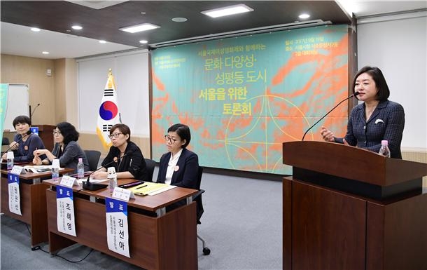 조규영 서울시의회 부의장이 19일 서소문청사에사 열린 서울국제영화제와 문화다양성 도시 서울을 위한 토론회에서 개회사를 하고 있다.