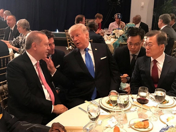 文대통령·트럼프 한 테이블에 문재인 대통령이 19일(현지시간) 미국 뉴욕 유엔본부에서 가진 만찬 자리에서 도널드 트럼프(가운데) 미국 대통령, 레제프 타이이프 에르도안(왼쪽) 터키 대통령과 함께 이야기를 나누고 있다.  뉴욕 AP 연합뉴스
