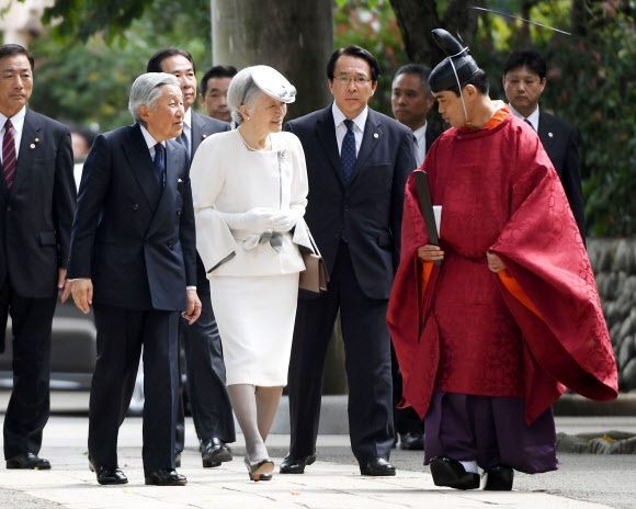 20일 일본 사이타마현 히다카시에 있는 고마 신사를 참배한 아키히토(앞줄 왼쪽) 일왕과 미치코 왕비가 신사 관계자에게 이야기를 듣고 있다. 히다카 AP 연합뉴스