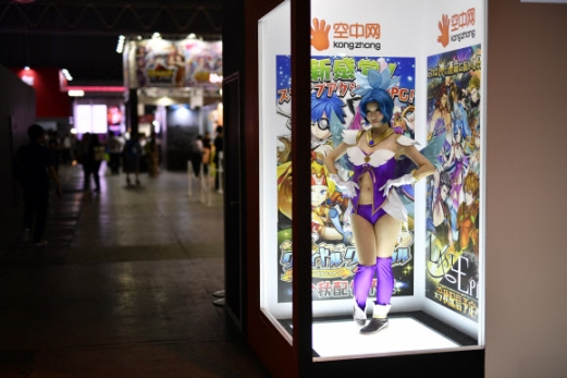 젊은 여성들이 21일(현지시간) 일본 도쿄 지바 마쿠하리 멧세에서 열린 ‘the Tokyo Game Show 2017’에서 코스튬을 입고 코스프레를 하며 포즈를 취하고 있다. EPA 연합뉴스