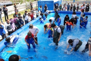 [가을, 축제의 향연] 활어 맨손잡기·모의경매까지