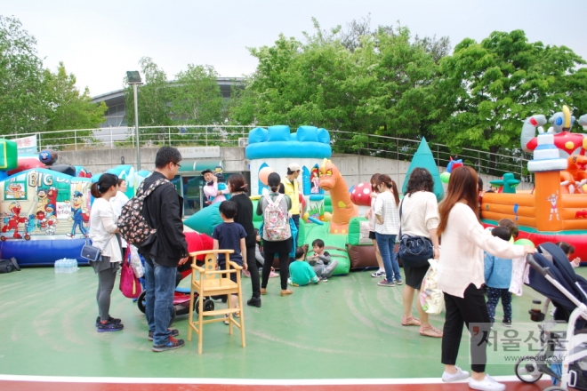 서울 도봉구는 23일 창동문화체육센터 앞 광장에서 육아축제인 ‘도담도담놀이터’를 한다. 사진은 지난해 축제 모습. 도봉구 제공 