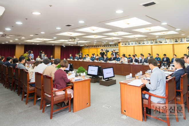 부산경찰청이 22일 오전 부산청 동백홀에서 시민·사회단체 관계자 등 40여명이 참석한 가운데 ‘시민과 경찰 소통위원회’ 발족식을 하고 있다. 부산경찰청 제공 