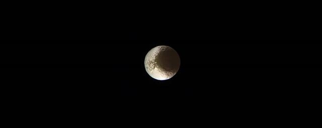 카시니호가 촬영한 토성의 달 ‘이아페투스’. NASA/JPL-Caltech/Space Science Institute