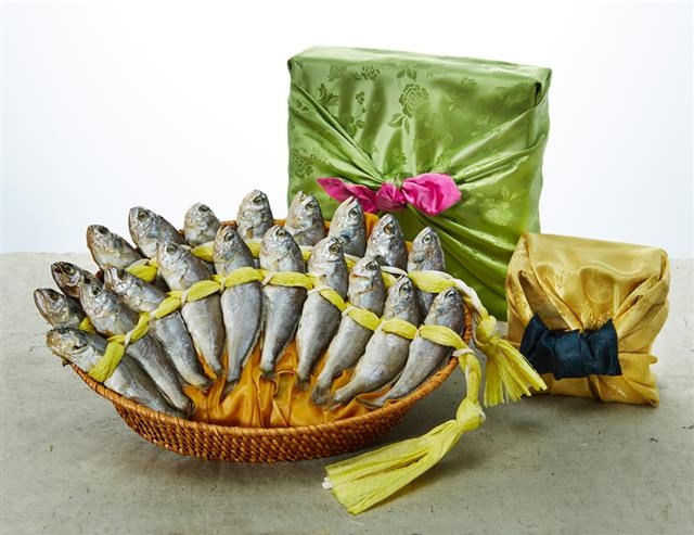 추석에 선물로 들어온 생선 등 신선식품이 상했다면 판매업체에 바로 전화해 보상을 요구해야 한다. 아이클릭아트 제공