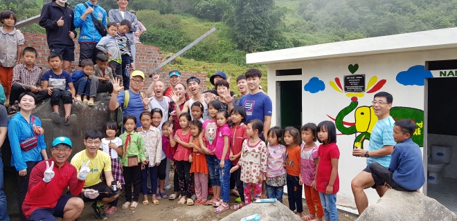 작업을 마친 일행들이 반광1 초등학교 아이들, 교사들과 어울려 기념촬영에 응하고 있다. 가운데 승복 입고 유달리 크게 입을 벌려 웃는 진오 스님이 눈에 띈다. 