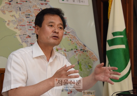 박겸수 서울 강북구청장이 지난 22일 구청에서 서울신문과 인터뷰를 갖고 민선 5~6기 성과에 대해 이야기하고 있다. 최해국 선임기자 seaworld@seoul.co.kr