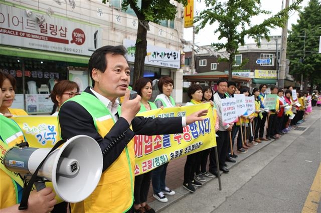 박겸수 강북구청장이 지난 5월 송중동에서 열린 ‘학교 주변 청소년 유해업소 근절을 위한 범 구민운동’에 참석해 마이크를 잡고 유해업소 근절의 필요성에 대해 설명하고 있다. 강북구 제공