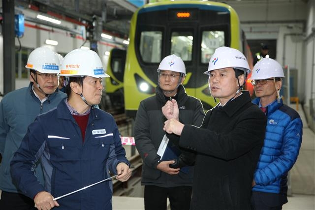 박 구청장이 지난해 11월 우이~신설 도시철도 관계자들과 함께 사전점검을 하고 있다. 강북구 제공