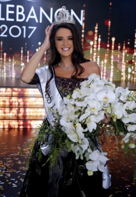 레바논인 Perla Helo가 24일(현지시간) 레바논 베이루트 북쪽에 위치한 주니에서 열린 ‘Miss Lebanon 2017’미인 대회에서 왕관을 차지하고 기쁨의 미소를 짓고 있다. EPA 연합뉴스