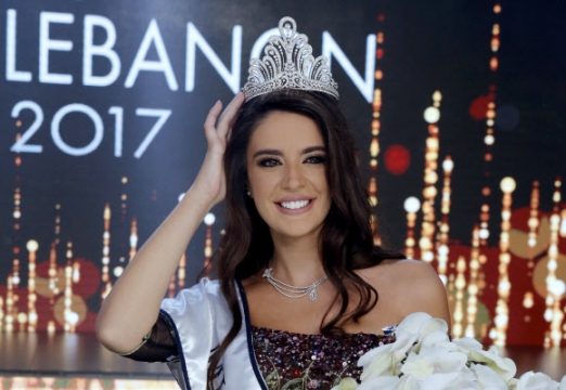 레바논인 Perla Helo가 24일(현지시간) 레바논 베이루트 북쪽에 위치한 주니에서 열린 ‘Miss Lebanon 2017’미인 대회에서 왕관을 차지하고 기쁨의 미소를 짓고 있다. EPA 연합뉴스