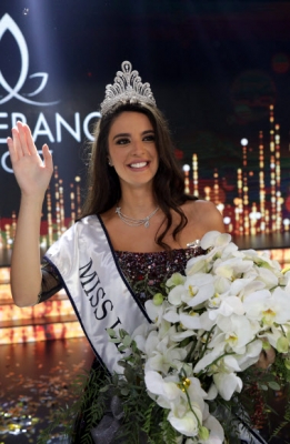 레바논인 Perla Helo가 24일(현지시간) 레바논 베이루트 북쪽에 위치한 주니에서 열린 ‘Miss Lebanon 2017’미인 대회에서 왕관을 차지하고 손을 들어 인사하고 있다. AFP 연합뉴스