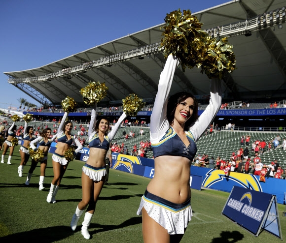 로스앤젤레스 차저스 치어리더들이 24일(현지시간) 미국 캘리포니아주 카슨에서 열린 ‘San Diego Chargers NFL football game’에서 캔자스시티 치프스를 따라 필드를 빠져나가고 있다. EPA 연합뉴스