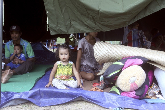 발리 아궁 화산 지진으로 대피한 주민들