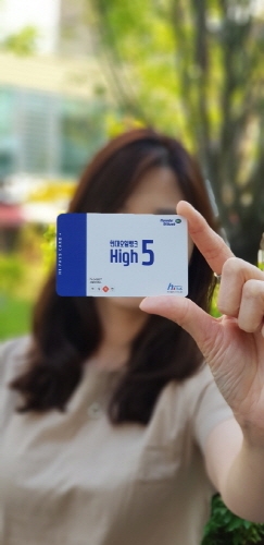 하이플러스카드㈜와 현대오일뱅크㈜가 출시한 ‘High5’카드는 전국 2,500여개의 현대오일뱅크 주유소에서 보너스 포인트 적립 및 사용은 물론 선불하이패스카드처럼 고속도로 통행료 결제도 가능하다.
