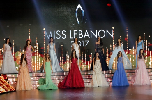 24일(현지시간) 레바논 베이루트 북쪽에 위치한 주니에서 열린 ‘Miss Lebanon 2017’ 미인 대회에서 참가자들이 드레스를 입고 포즈를 취하고 있다. AFP 연합뉴스