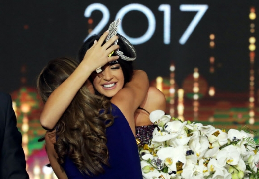 레바논인 Perla Helo가 24일(현지시간) 레바논 베이루트 북쪽에 위치한 주니에서 열린 ‘Miss Lebanon 2017’ 미인 대회에서 왕관을 차지하고 축하를 받고 있다. AFP 연합뉴스