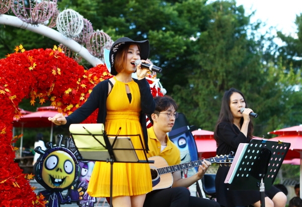 본공연에 앞서 국악연주와 판소리 랩을 접목한 여성 4인조 퓨전국악팀 연리지가 오프닝 무대를 펼친다. 공연은 오후 6시부터 약 한 시간 동안 지구별 무대에서 진행되며, 음악공연 외에도 토크, 경품 이벤트가 마련돼 한가위를 더욱 풍성하게 만들 예정이다.