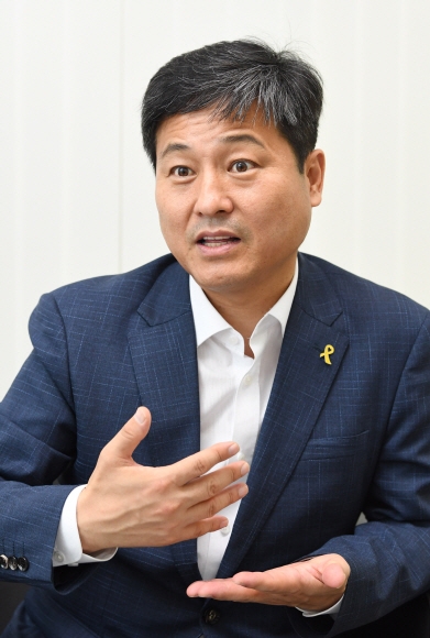 김영배 성북구청장이 지난 18일 서울 중구 세종대로 서울신문사에서 인터뷰하며 자신의 가장 큰 임무는 “시민들 속에서 민주주의가 살아 숨 쉬게 하는 것”이라고 말하고 있다. 도준석 기자 pado@seoul.co.kr