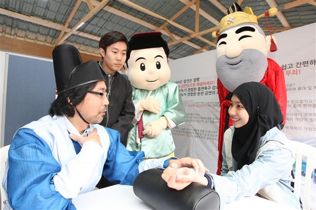 지난해 ‘허준축제’에 참가한 외국인이 한방 의료 체험을 하고 있다. 강서구 제공