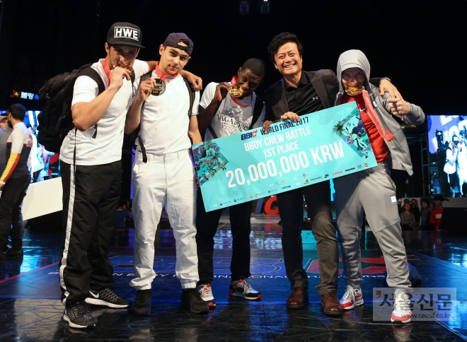 팀배틀 우승팀 Vagabond crew가 김만수 부천시장과 제2회 부천세계비보이대회에서 우승한 뒤 기념촬영을 하고 있다. 부천시 제공