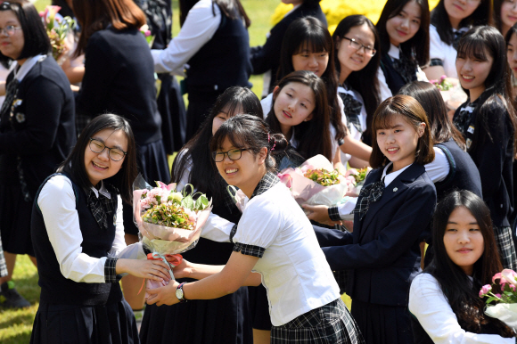 수능 앞둔 선배님들 ‘꽃 받고 파이팅’