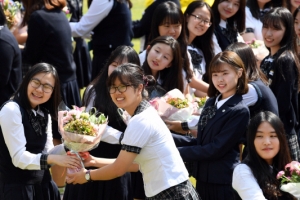 수능 앞둔 선배님들 ‘꽃 받고 파이팅’