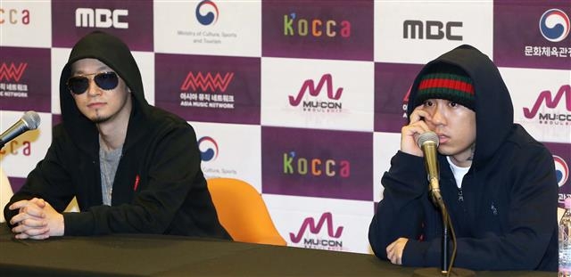 2017 서울국제뮤직페어에 참가하는 힙합 레이블 일리네어 레코즈의 더콰이엇(왼쪽)과 도끼가 26일 간담회에서 취재진의 질문에 답하고 있다. 이들은 “엠넷 ‘쇼미더머니’가 힙합 대중화에 큰 영향을 미쳤지만, 점점 더 뮤지션들이 ‘쇼미더머니’ 출연을 필수로 여기게 돼 안타깝다”며 “뮤지션과 팬들이 좀더 지혜로워져야 한다”고 우려했다. 연합뉴스