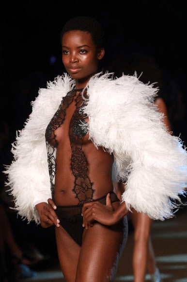 26일(현지시간) 프랑스 파리에서 진행된 란제리 브랜드 ‘에탐(ETAM)’의 라이브 패션쇼에서 새로운 컬렉션을 입은 모델이 런웨이를 걷고 있다. AFP 연합뉴스