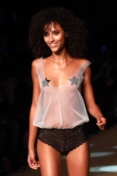 26일(현지시간) 프랑스 파리에서 진행된 란제리 브랜드 ‘에탐(ETAM)’의 라이브 패션쇼에서 새로운 컬렉션을 입은 모델이 런웨이를 걷고 있다. AFP 연합뉴스